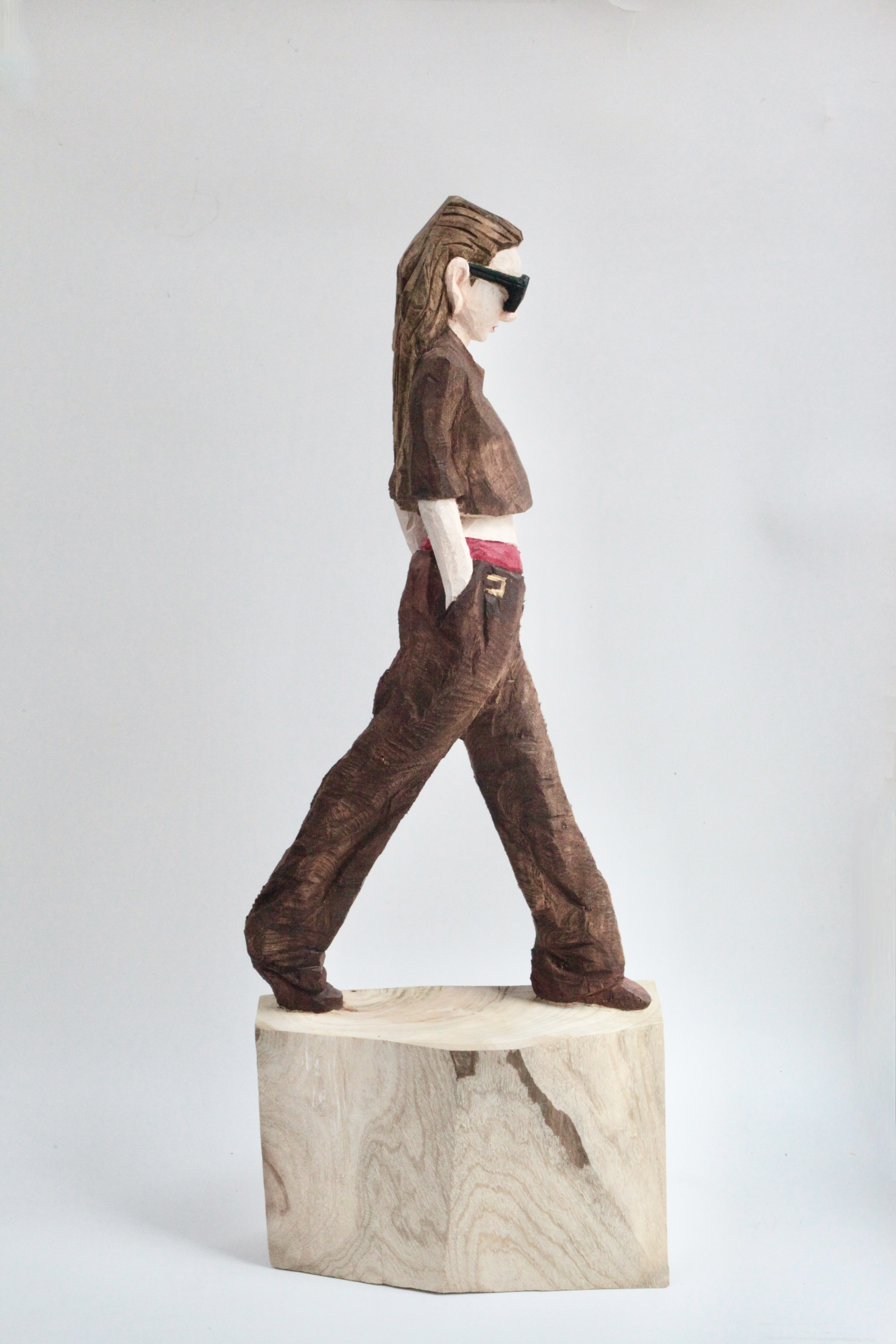 Carmen, 2026 – Hideki Iinuma. H76 × 30 × 12 cm, Kampferholz.