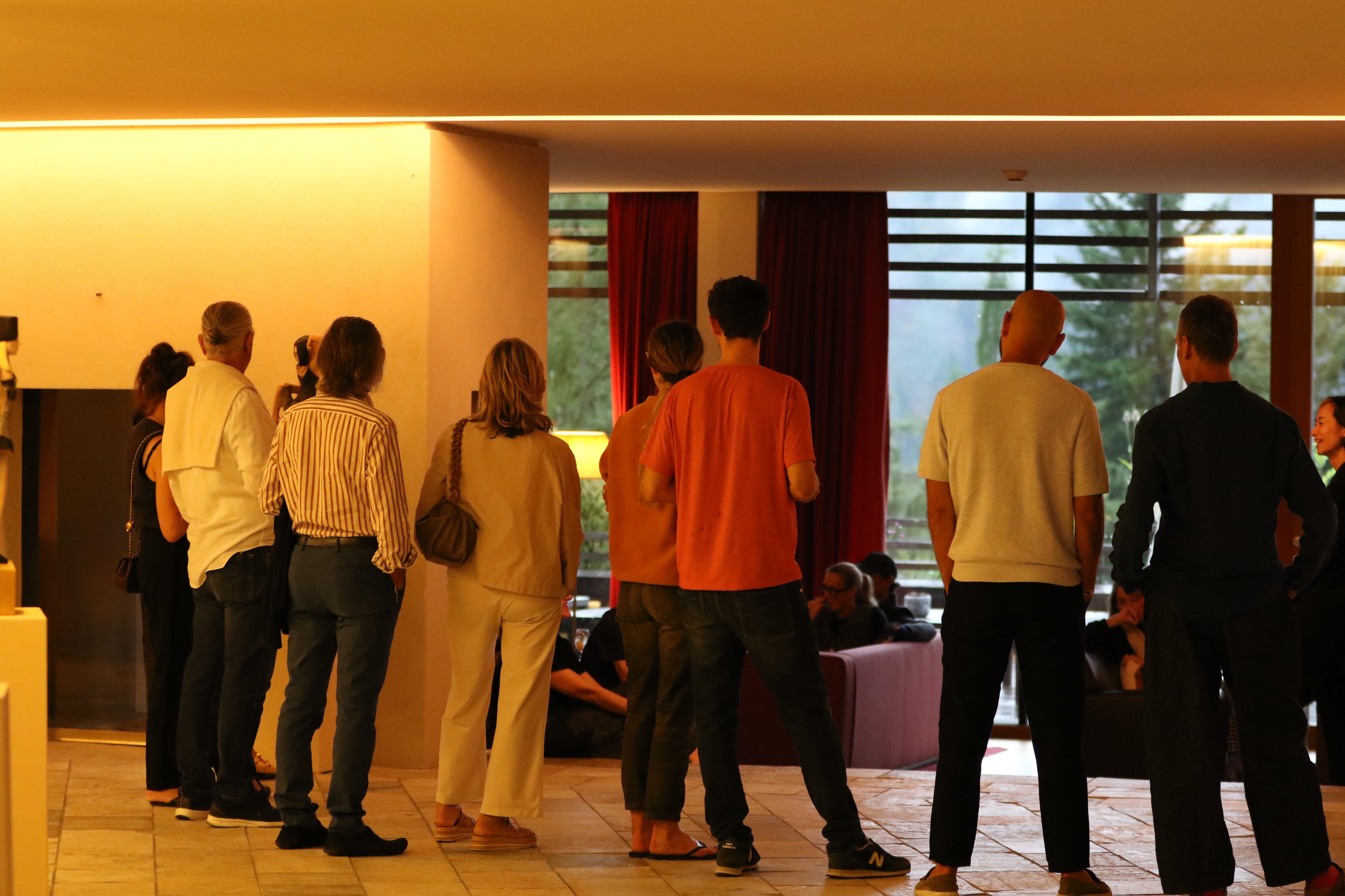 Besucher der Ausstellung im vigilius mountain resort, 2025.