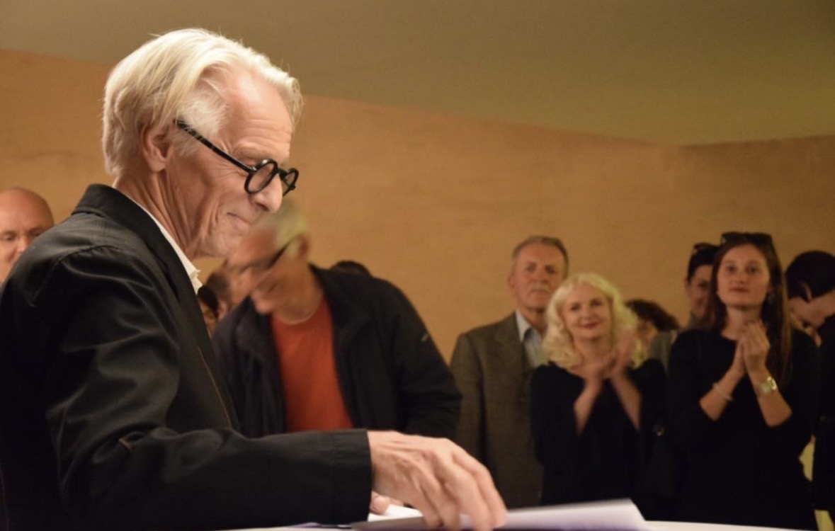 Cornelius Pleser bei einer Ausstellungseröffnung, 2019.