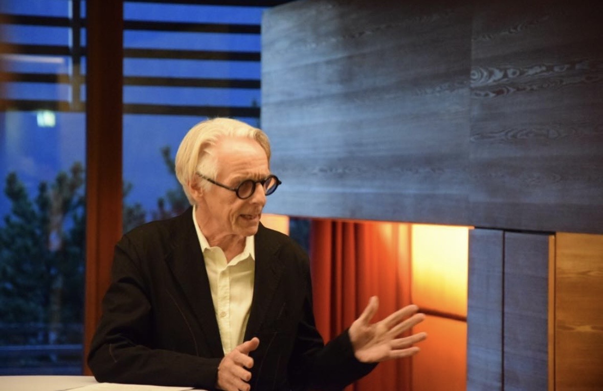 Cornelius Pleser im Gespräch bei einer Vernissage, 2019.